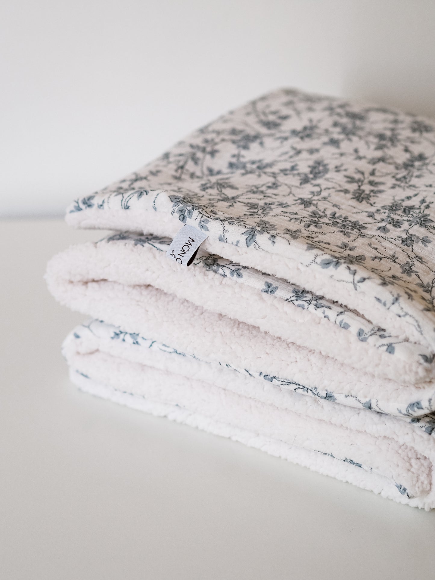 Fleurs bleues & Sherpa blanc